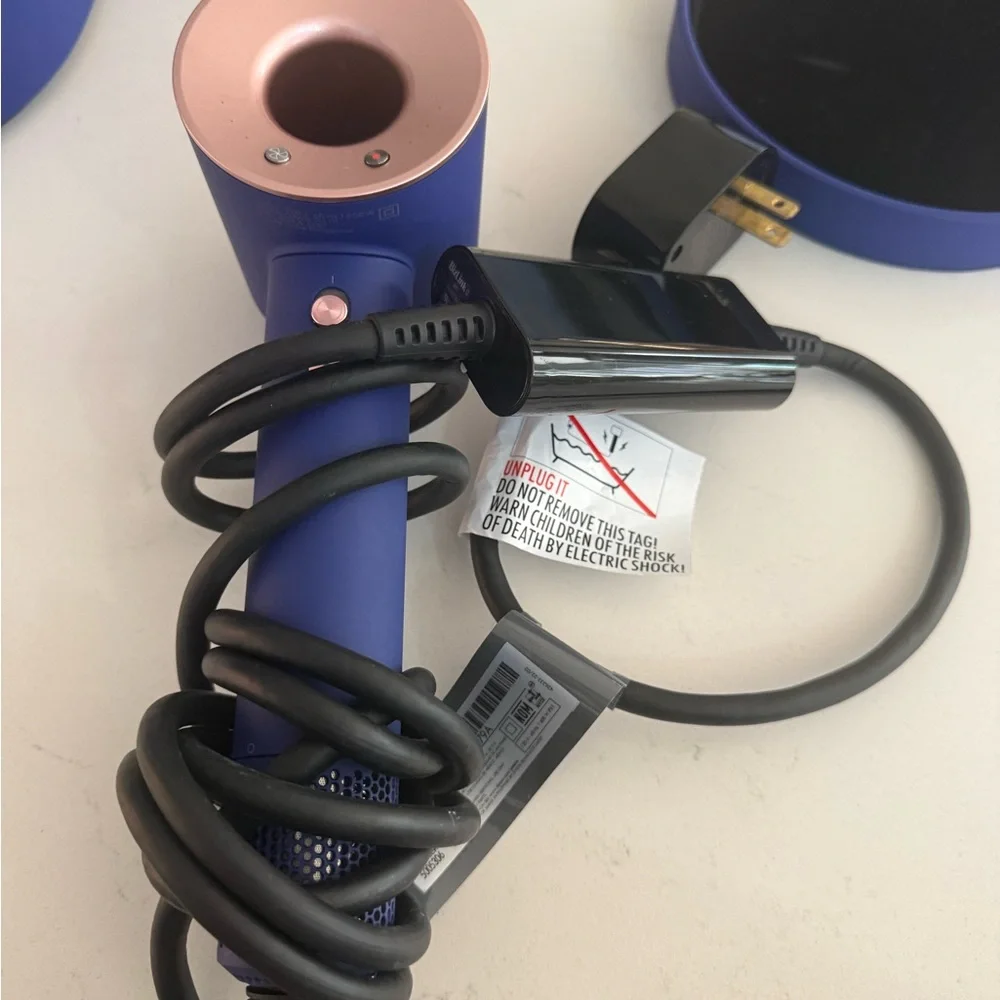 Dyson Hair Dryer limited edition set in vinca blue/rose - Picture 4 of 10